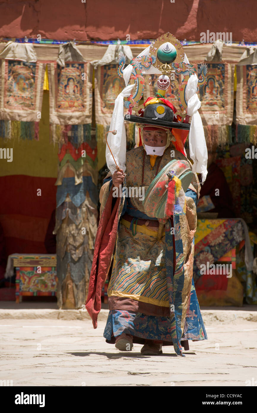 Cham bailarín realizando black hat dance (shana) con tambor en Korzok Gompa en el Korzok Gustor, Lago Tsomoriri, (Ladakh) Jammu & Kashmir, India Foto de stock