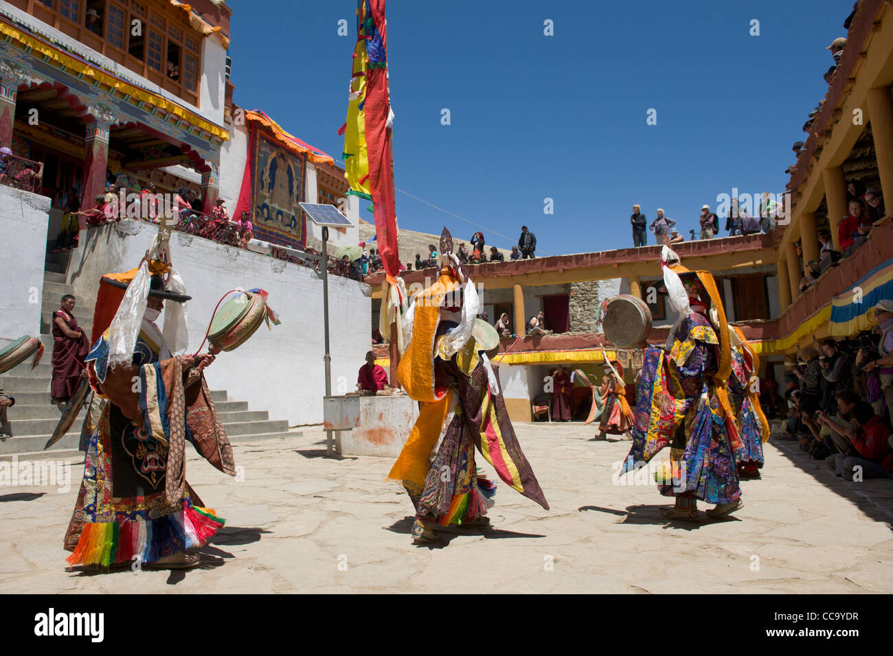 Cham bailarines realizando el Negro Hat Dance (shana), rodeando el asta de bandera en el patio del Korzok Gompa durante el Korzok Gustor, Lago Tsomoriri, (Ladakh) Jammu & Kashmir, India Foto de stock