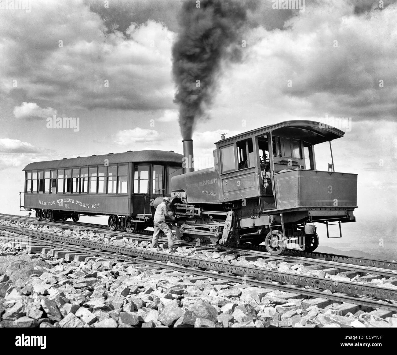 Tren de ruedas dentadas en la Cumbre de Pike's Peak, Manitou & Pike's Peak Ferrocarril, circa 1900 Foto de stock