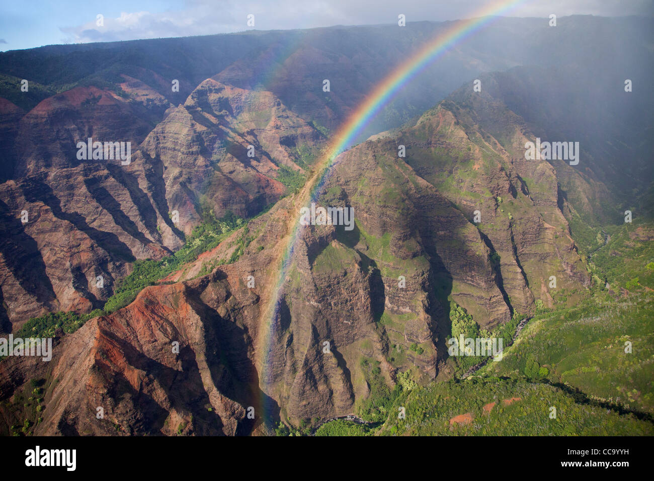 Antena de un arco iris sobre el Cañón de Waimea, Kauai, Hawai. Foto de stock