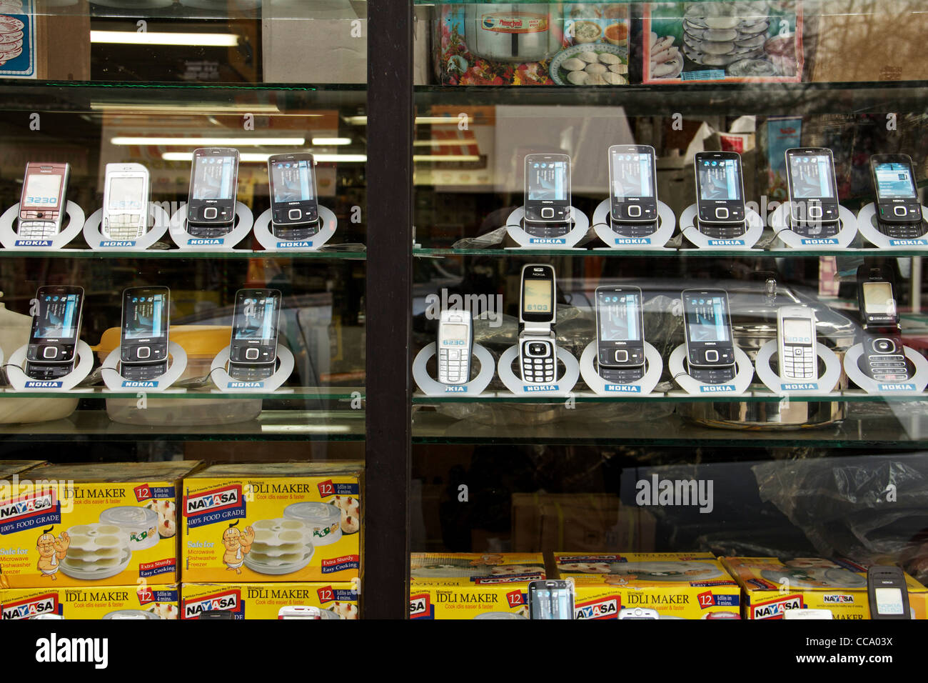 Los teléfonos móviles de Nokia y el Instituto makers aparece en la ventana  del almacén. Devon Avenue, Chicago Fotografía de stock - Alamy