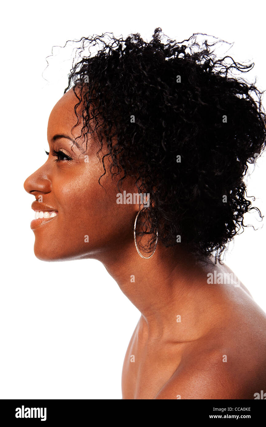 El perfil lateral de una bella mujer africana ORAF la cara con el cabello rizado sonriendo mostrando los dientes blancos, aislado. Foto de stock