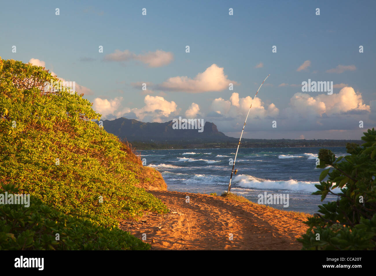 Pesca en Playa Nukoli'i, también conocido como cocinas, Playa de Kauai, Hawaii. Foto de stock