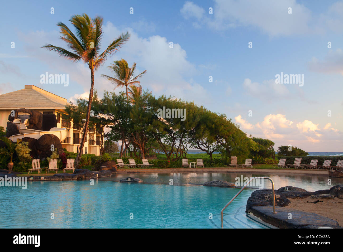 Kauai Beach Resort sobre la playa Nukoli'i, también conocido como Playa de cocinas, Lihu'e de Kauai, Hawaii. Foto de stock