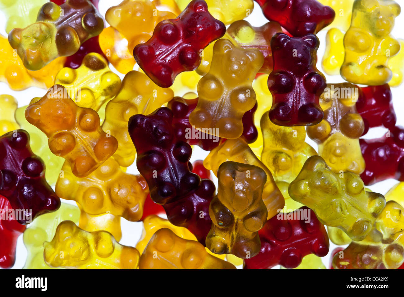 Los osos gummi orgánico sin gelatina, coloreado y con sabor a jugo de frutas Foto de stock