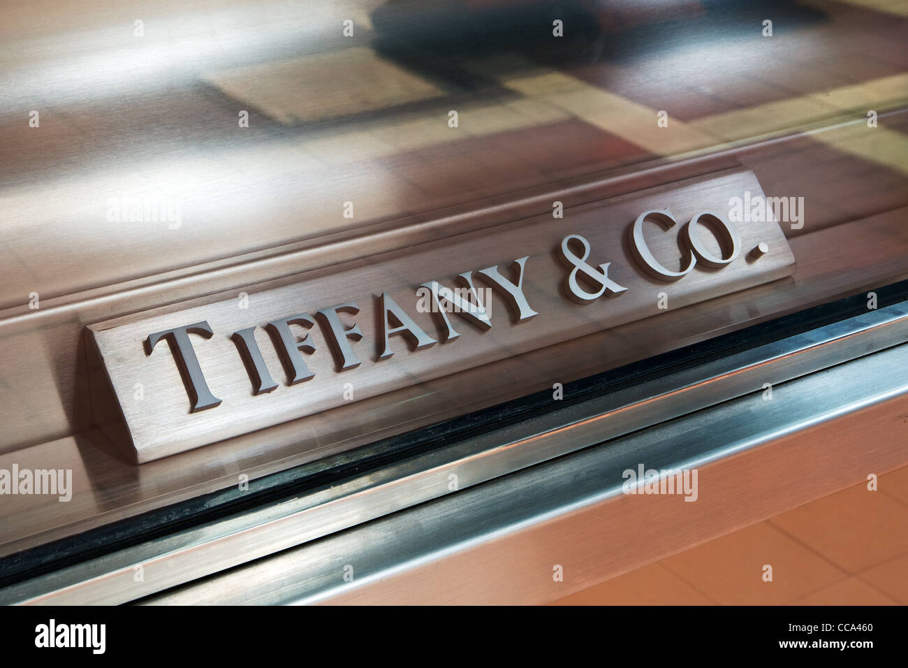Tiffany & Co. firmar en el escaparate de una tienda de joyas Tiffany Foto de stock