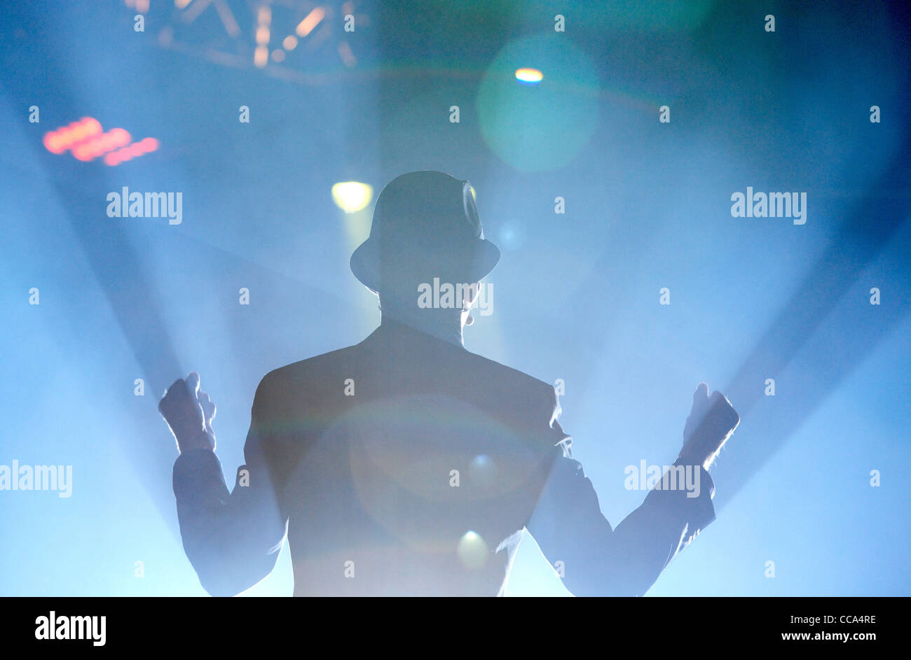 Un cantante, vistiendo un trilby, realiza durante un concierto en el NEC Birmingham Foto de stock