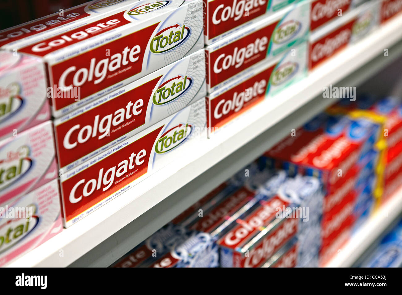 Tubos de pasta dental Colgate Total retratada en un supermercado. Foto de stock