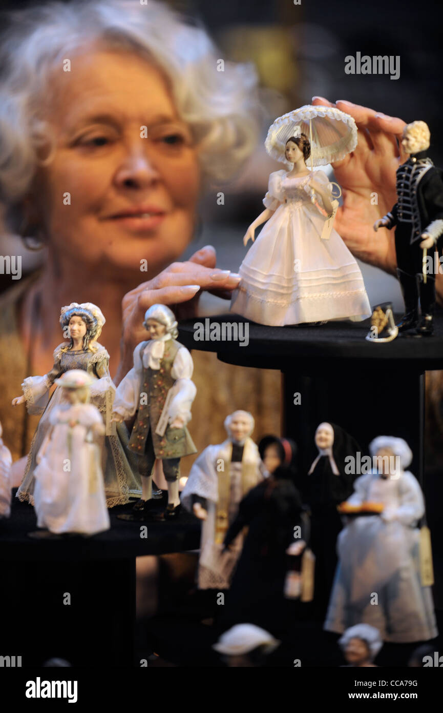Recogedor con su período Veronica-Ann muñecas vestido en 'miniatura' - La casa de muñecas de la modelización en miniatura y mostrar en el NEC, Birmin Foto de stock