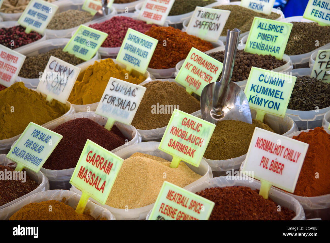 Las especias en la pantalla en el mercado turco Foto de stock