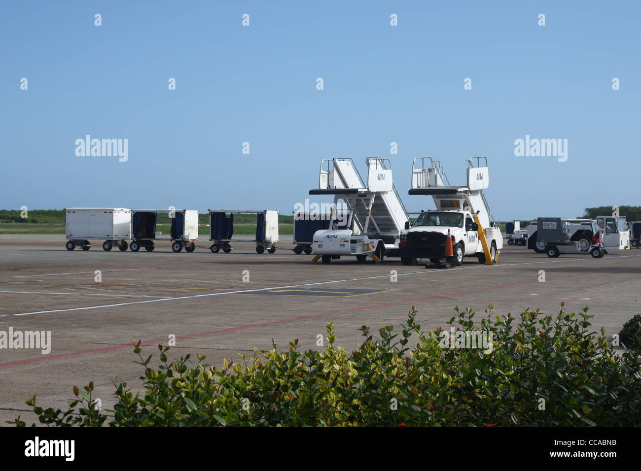 Los vehículos en la pista de aterrizaje del aeropuerto en República Dominicana Foto de stock