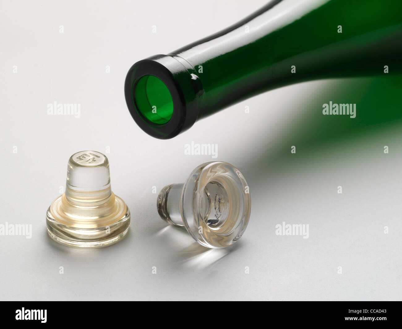botella, botella de vidrio, tapa de botella, botellas, botellas de vidrio,  instrumental de vidrio, tapones para botellas Fotografía de stock - Alamy