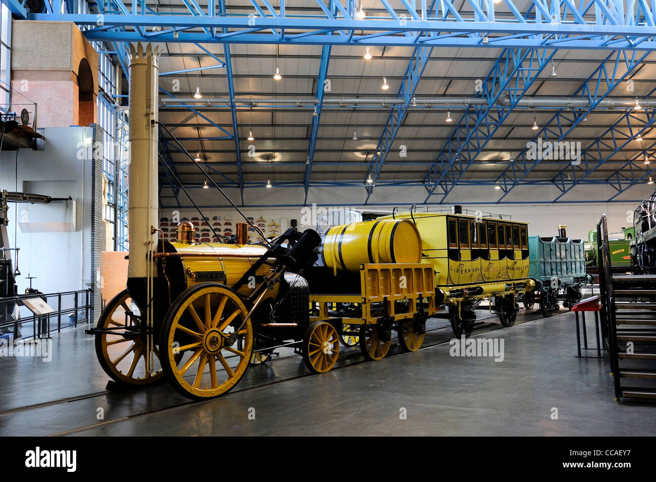 Stephenson's Rocket en exhibición en el museo nacional del ferrocarril york Inglaterra Foto de stock