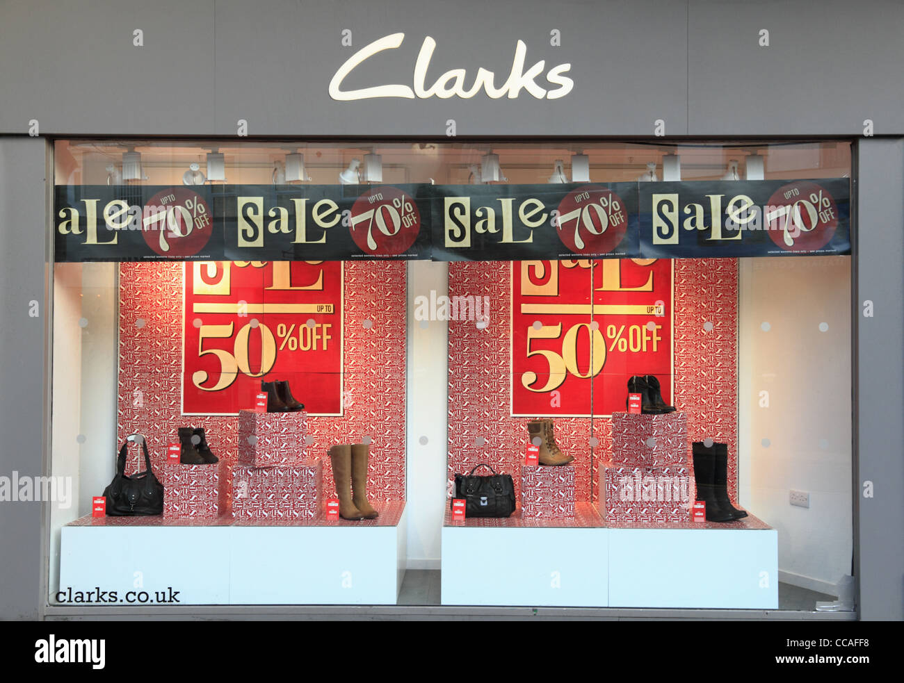 Una tienda de zapatos Clarks tienda venta ventana delantera signo calzado  comercial minorista en el Reino Unido Fotografía de stock - Alamy