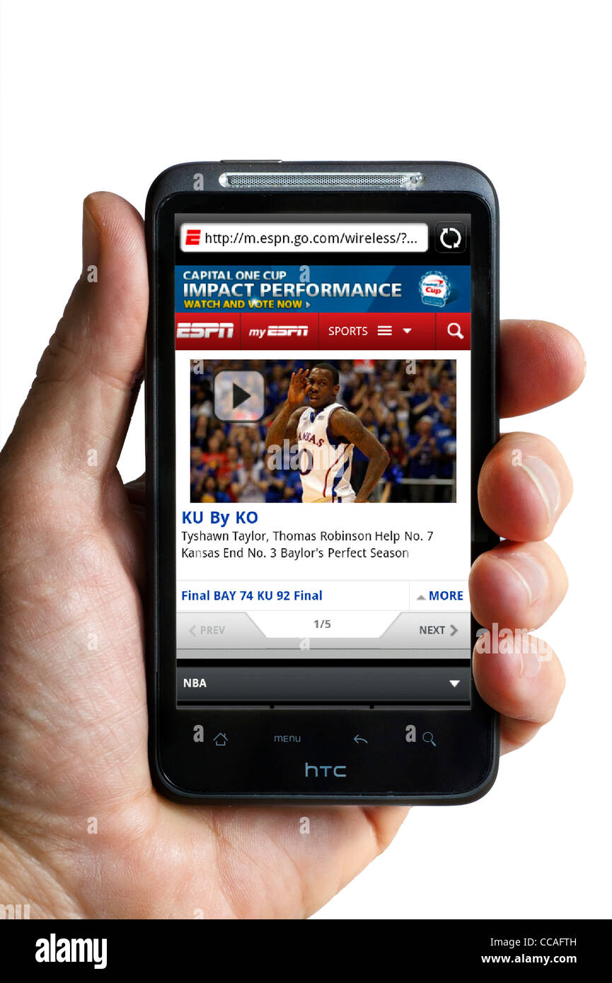 Mirando el ESPN Sports website en un smartphone HTC Foto de stock