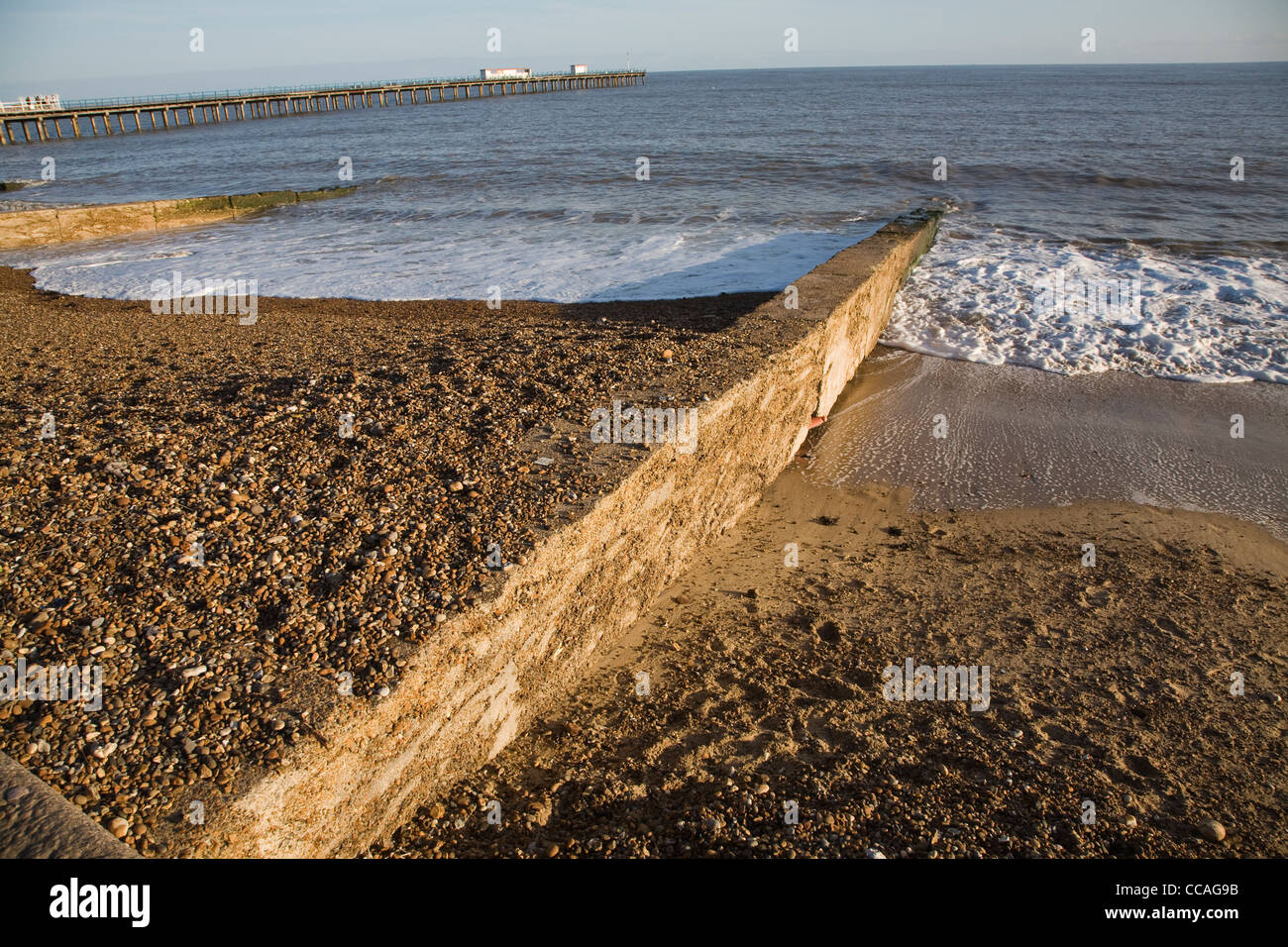 Playa de hormigón espigón shingle niveles de sedimento de diferentes alturas de Felixstowe, Suffolk Foto de stock
