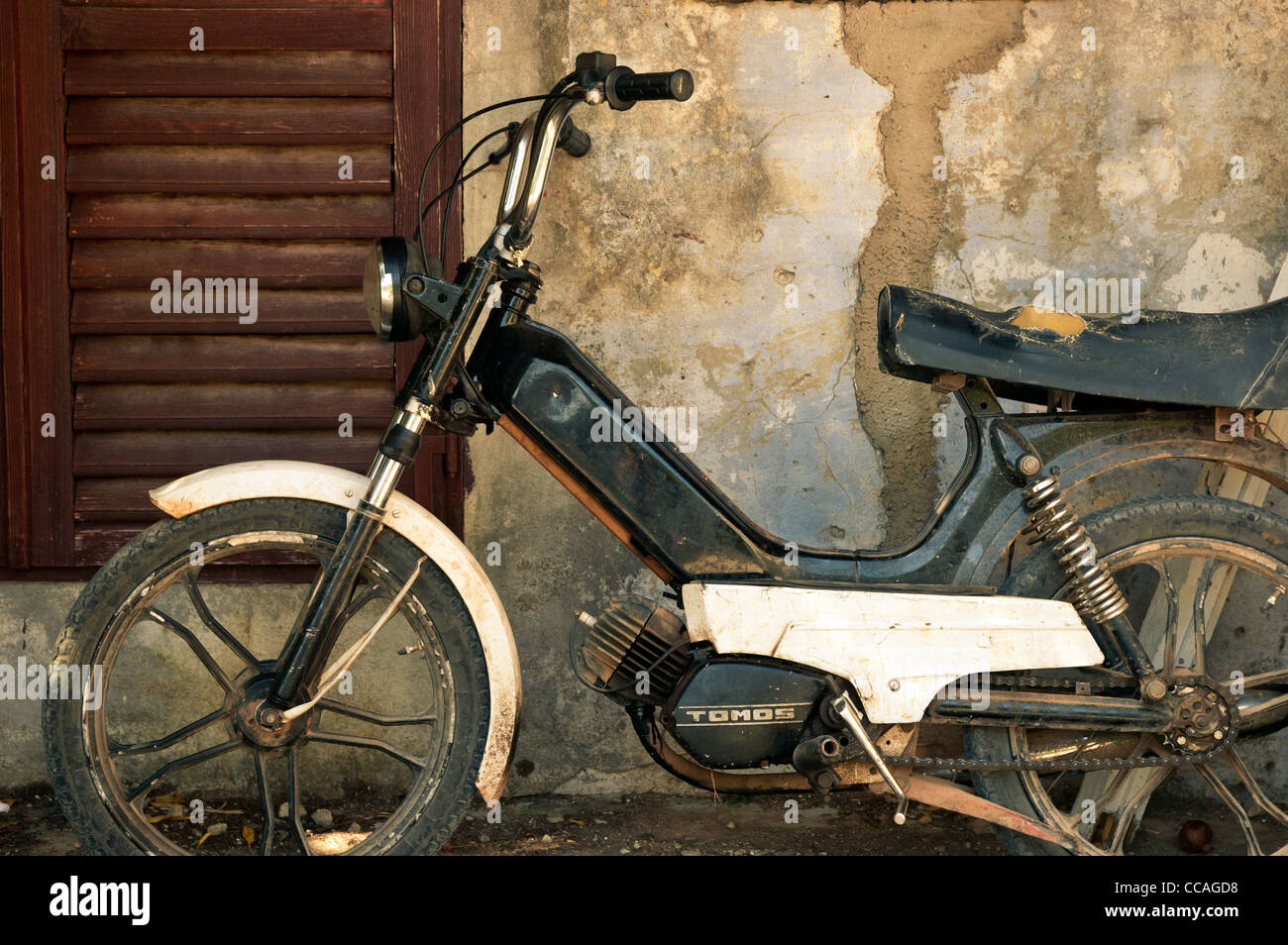 Un viejo Tomos scooter aparcado al lado de una pared miserables Fotografía  de stock - Alamy