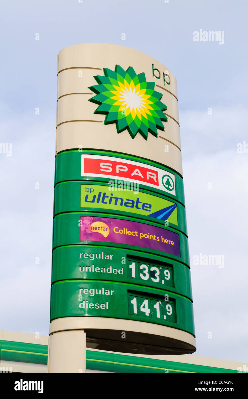 La gasolinera BP firmar con gasolina sin plomo y el gasóleo los precios, Cambridge, Inglaterra, Reino Unido. Foto de stock