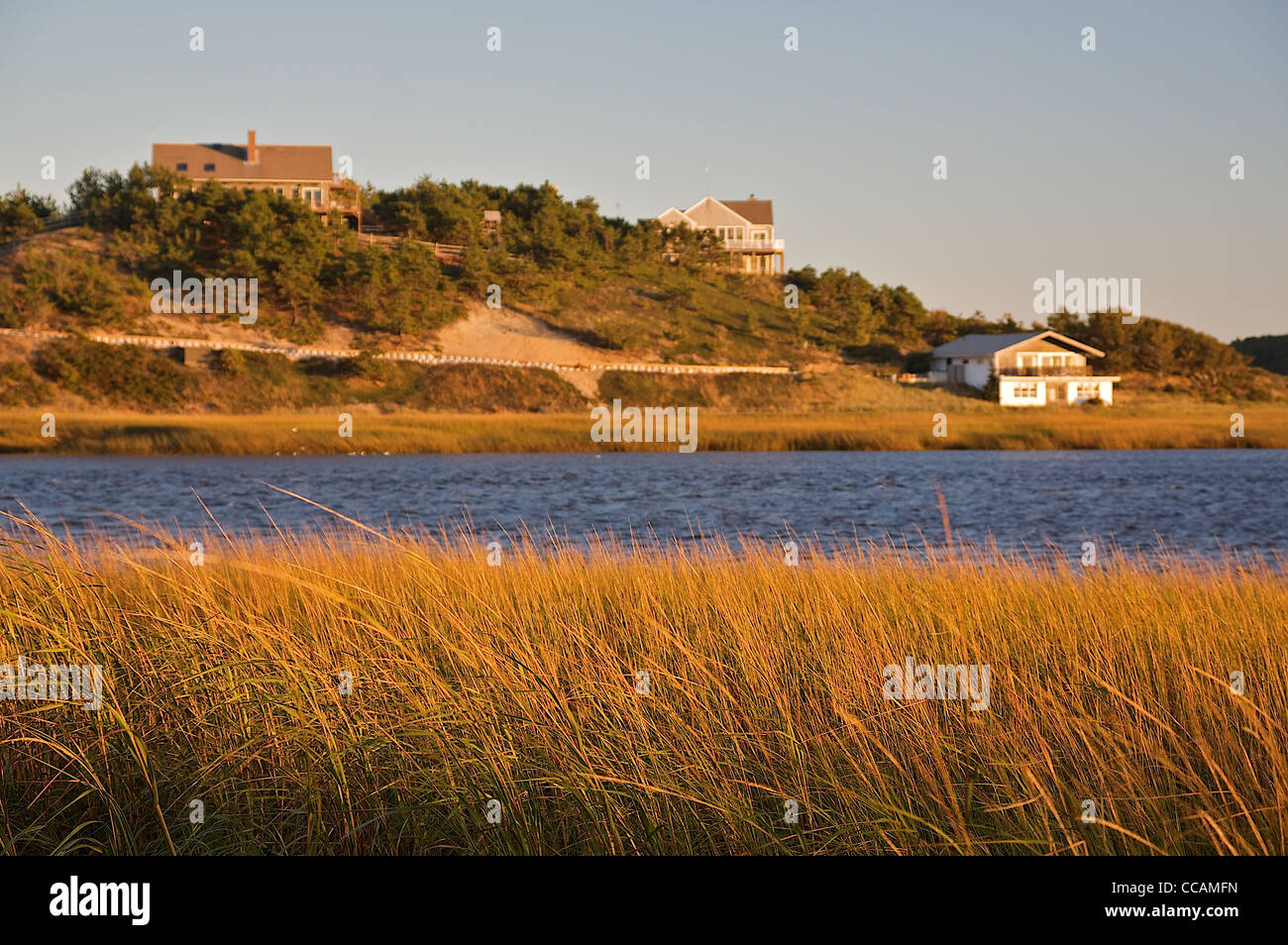 Una vista otoñal de humedales y agua, casas en el fondo, Welfleet, Massachusetts, Estados Unidos Foto de stock