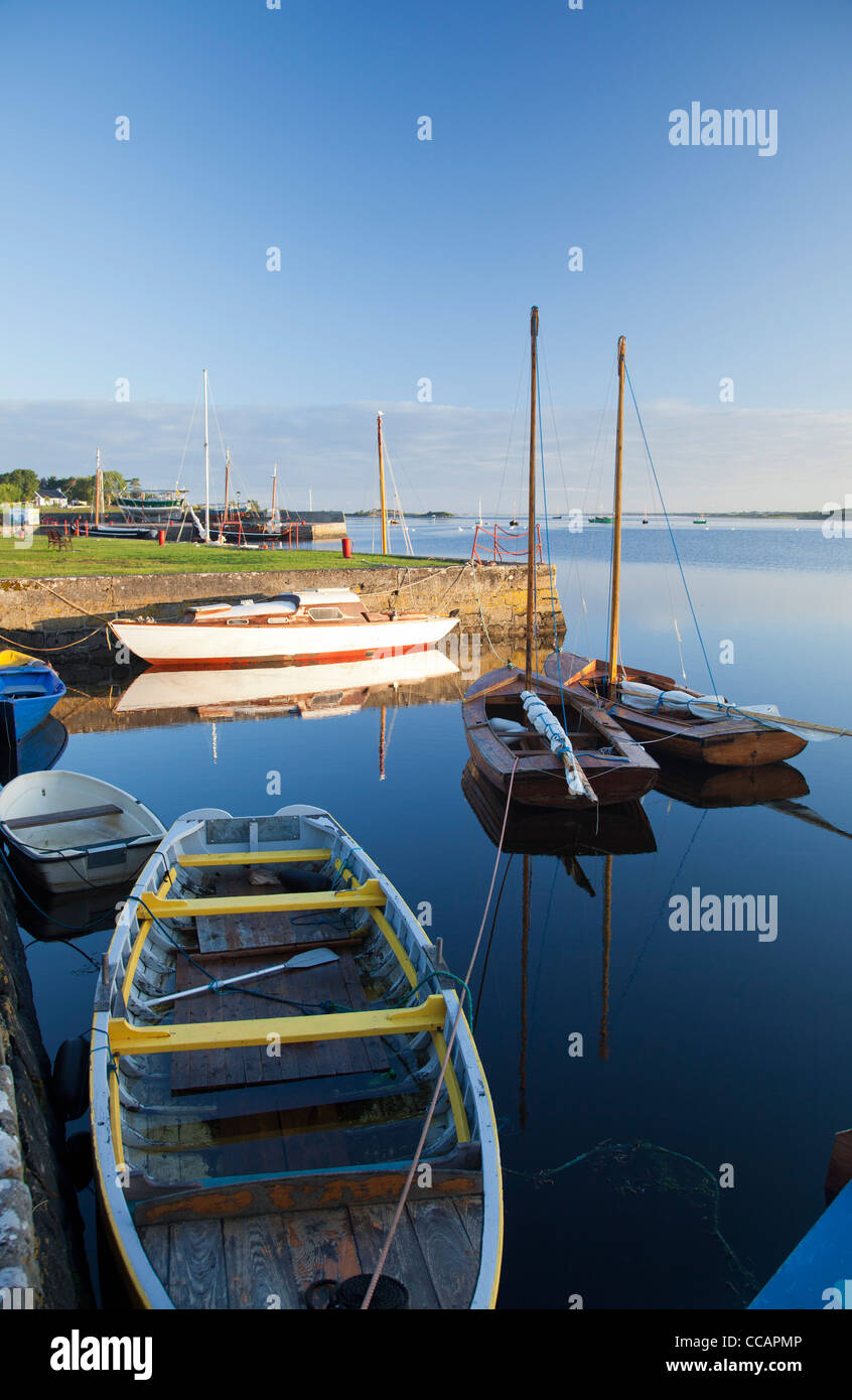 Las reflexiones de la mañana de puerto Kinvara, Condado de Galway, Irlanda. Foto de stock