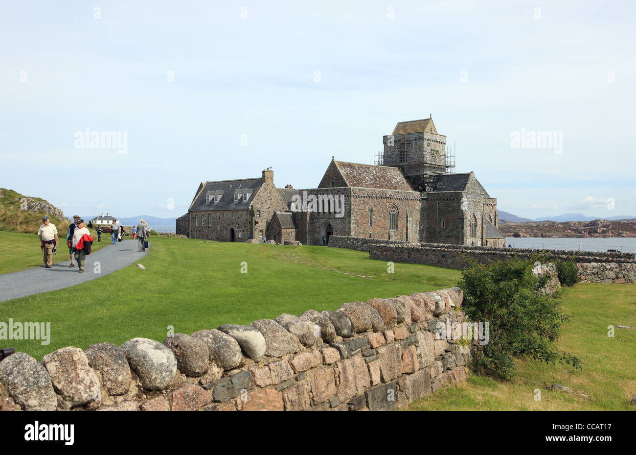 Visitantes en el camino a la Abadía de Iona, Isla de Iona, Hébridas