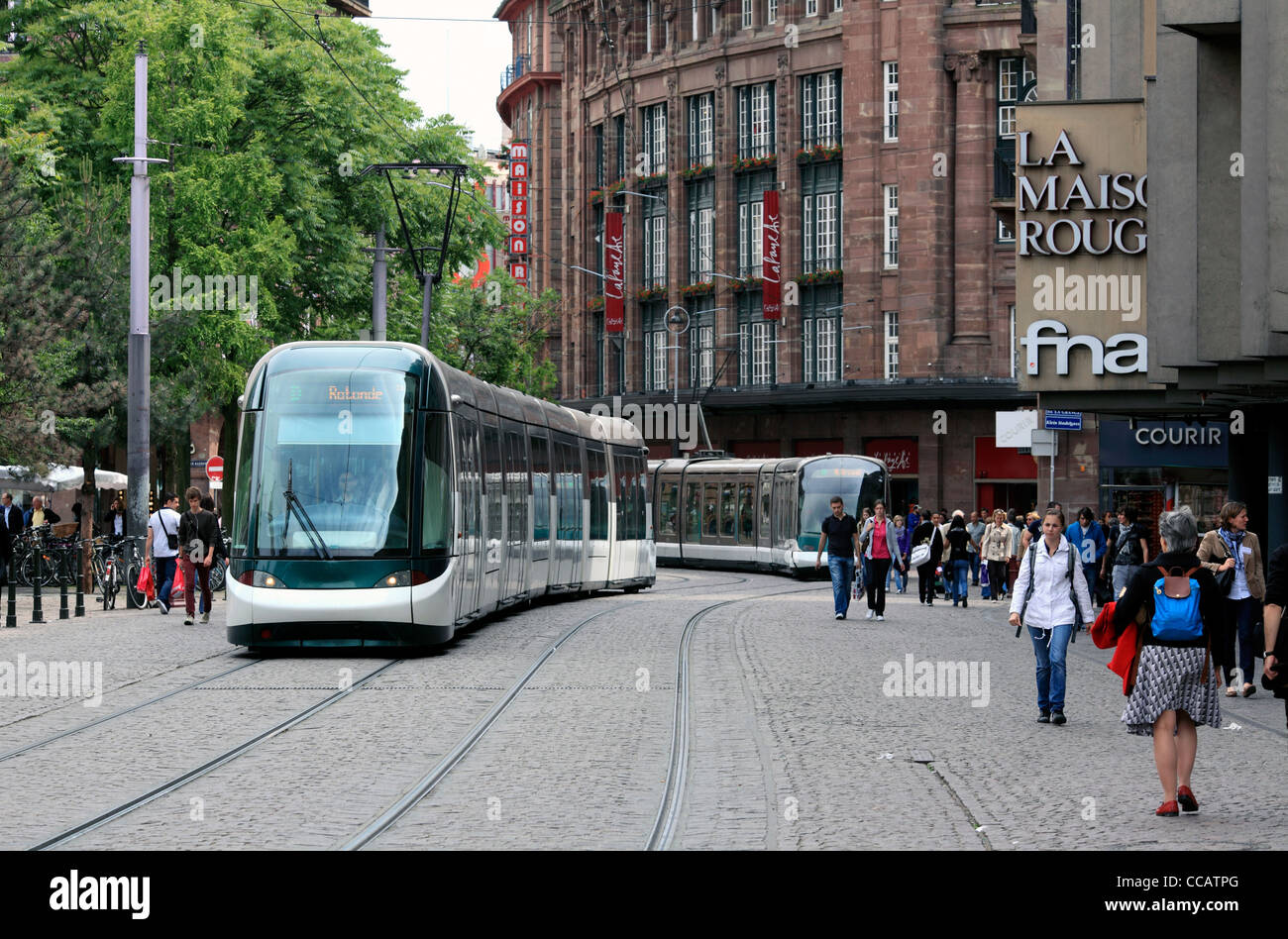 Tranvías en la Rue des Francs-Bourgeois, una calle peatonal, en el centro de Estrasburgo, Francia. Foto de stock
