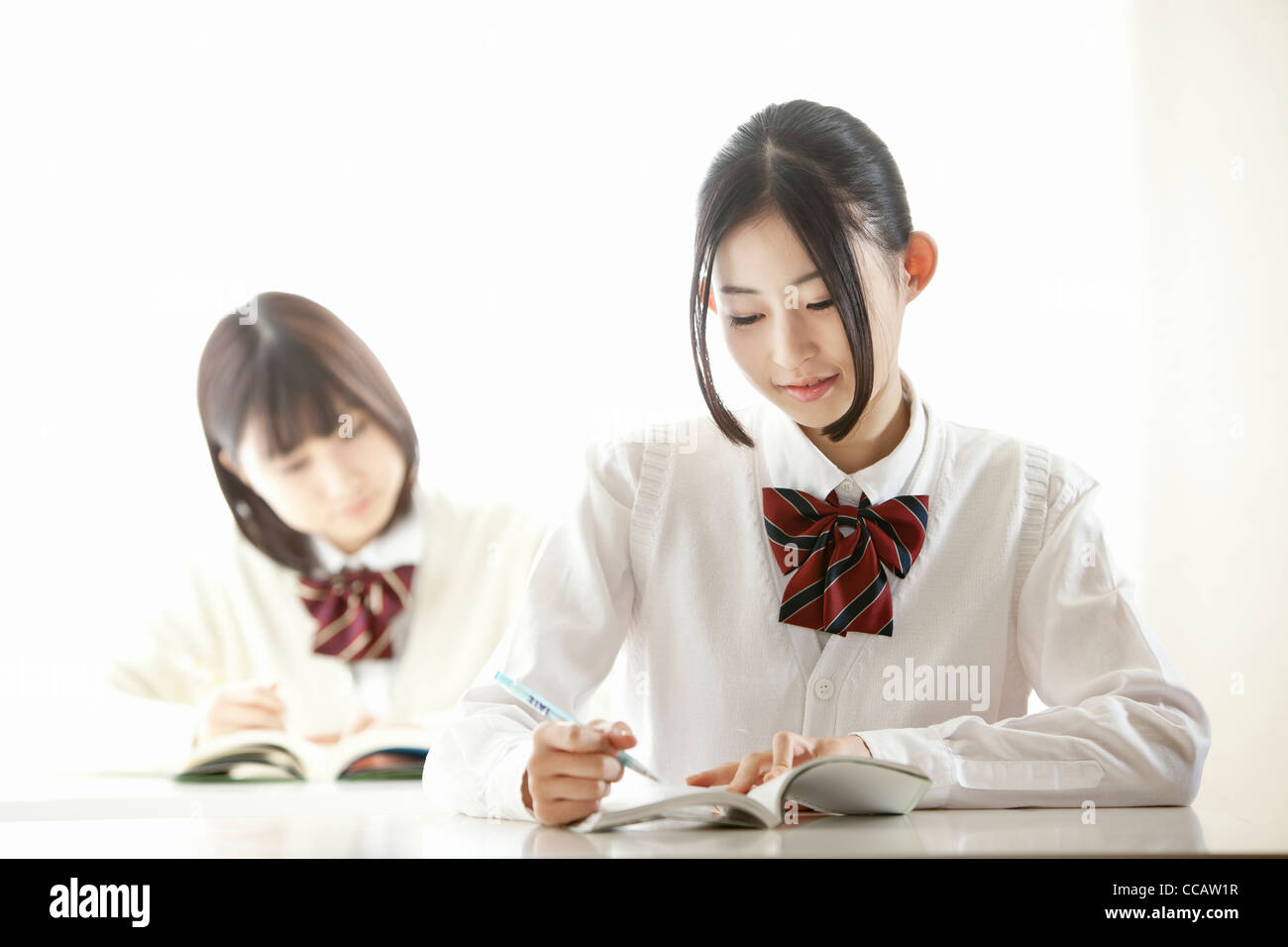 Dos niñas de escuela secundaria en la clase Foto de stock