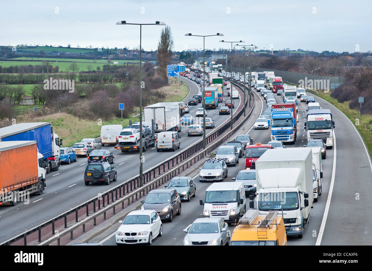 Colas de tráfico en la autopista M1, cerca de la salida 25 Nottingham Inglaterra gb uk eu europa Foto de stock