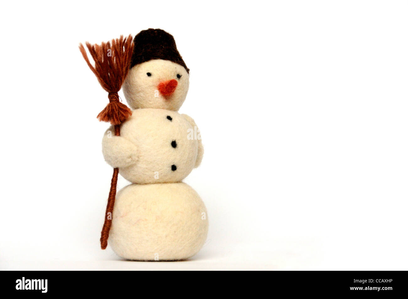 alegre muñeco de nieve con escoba sobre fondo blanco, close-up Fotografía de stock - Alamy