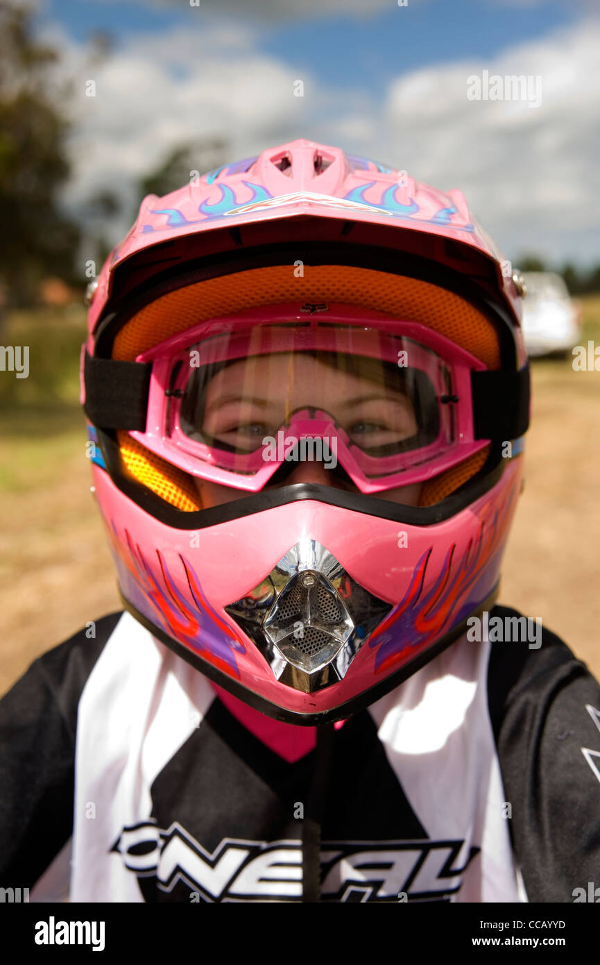 Niña con casco de motocicleta rosa Fotografía de stock - Alamy