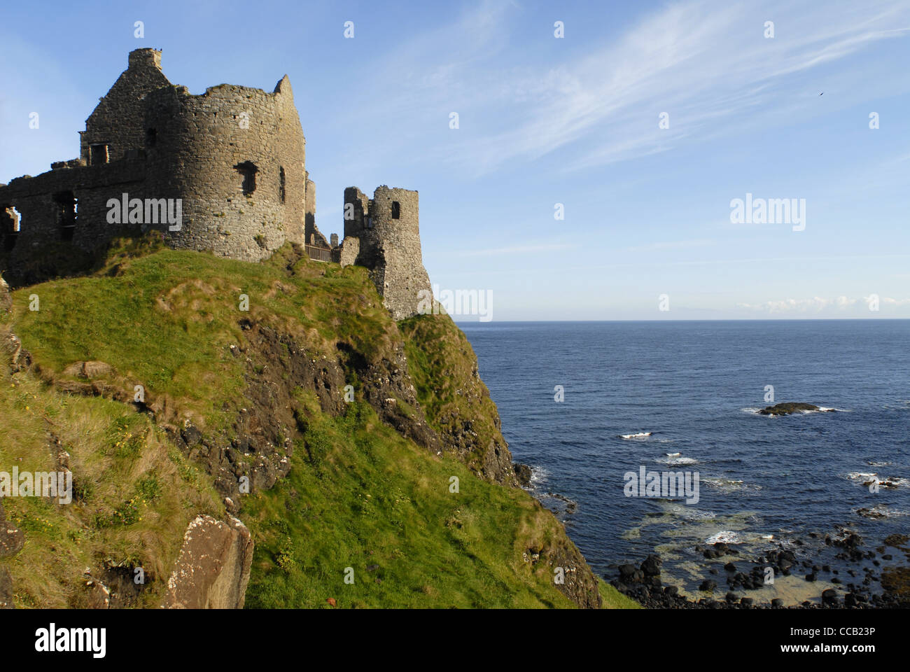 Castillo de Dunluce, carretera costera, Condado de Antrim, Ulster, Irlanda del Norte, Reino Unido, Europa. Foto de stock