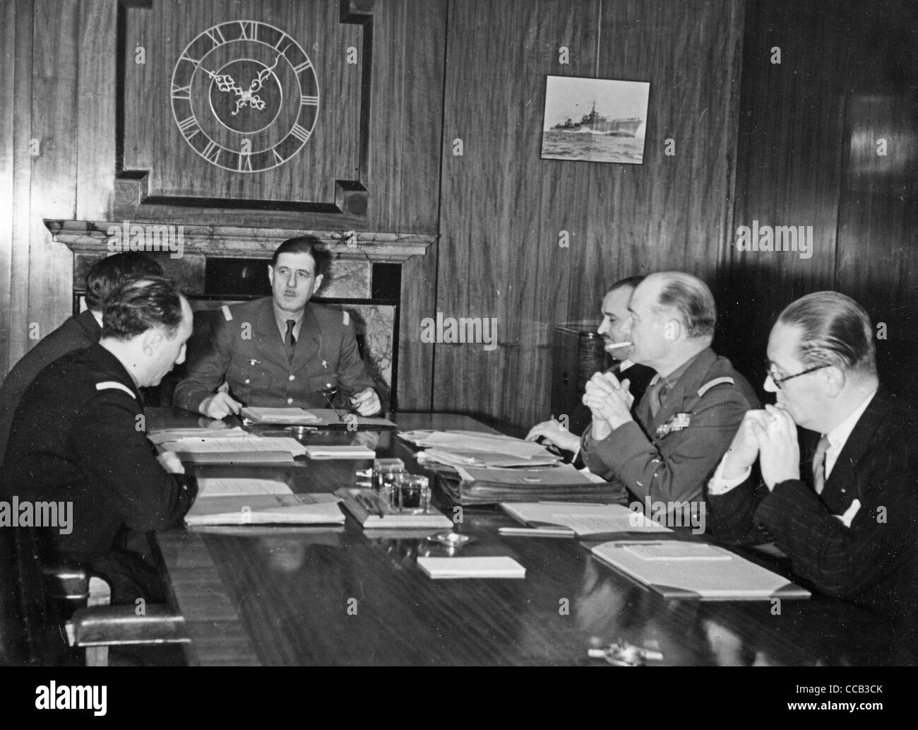 CHARLES DE GAULLE preside una reunión de la Francia Libre Comando en 3/4 Jardines Carlton, Londres en 1941 Foto de stock