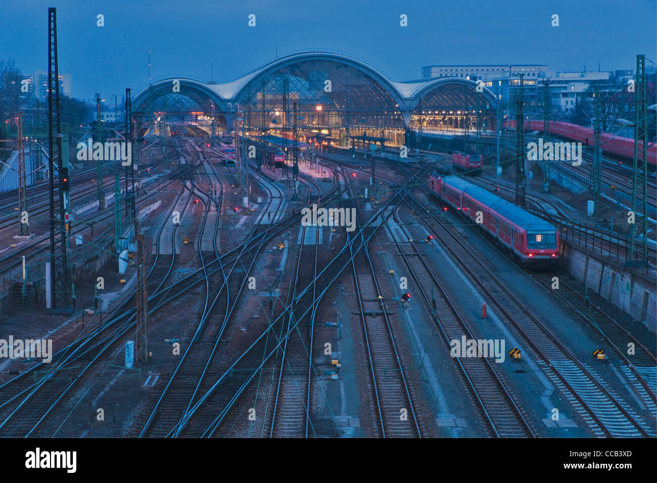 Vista desde el puente Budapester Street hasta la estación central de ferrocarril, Dresde, Sajonia, Alemania, Europa Foto de stock