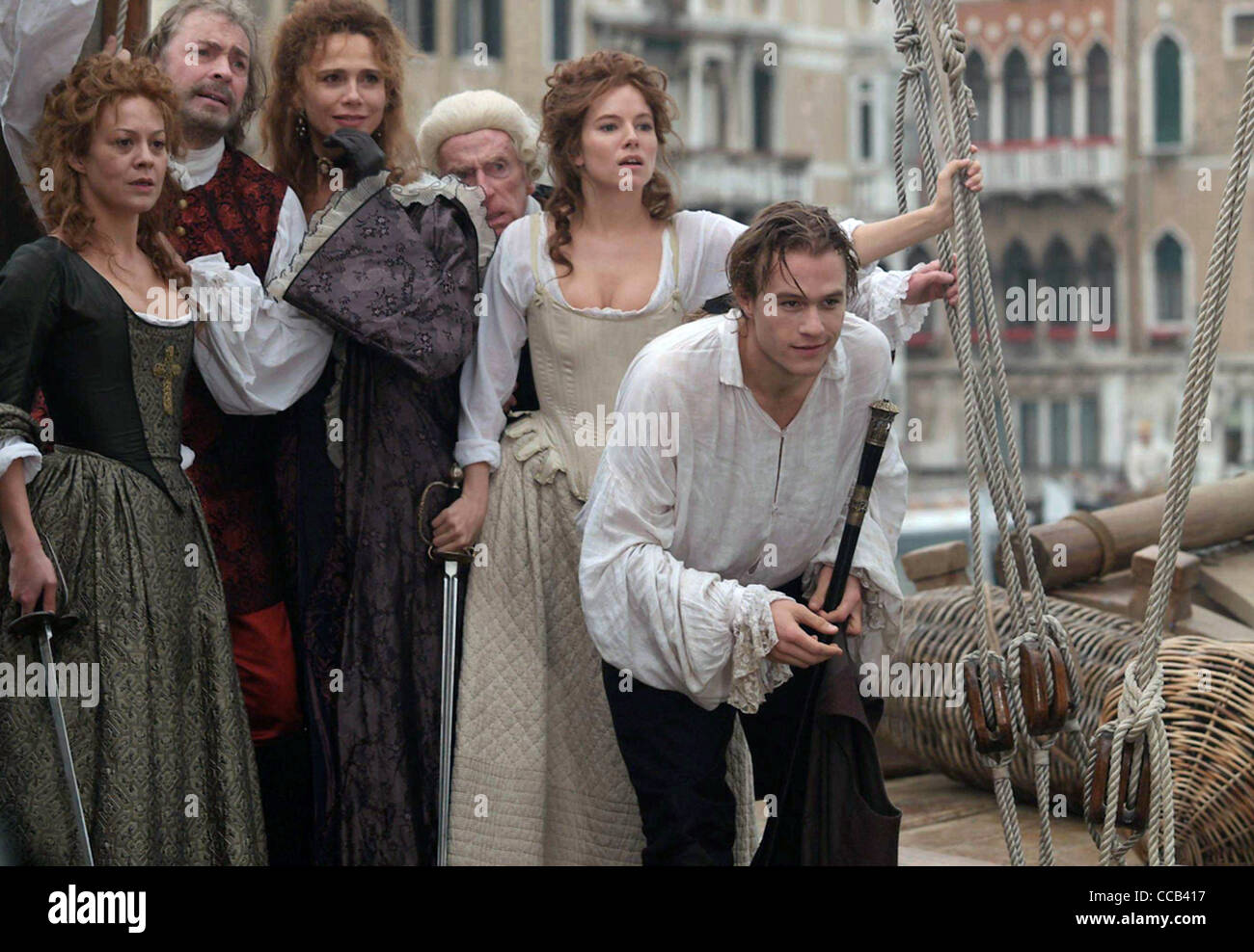 CASANOVA 2005 Touchstone película con Heath Ledger en derecho como Casanova Foto de stock