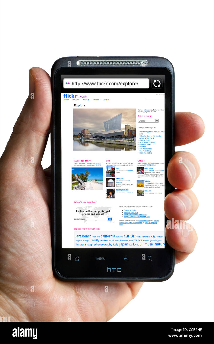 Explorar el sitio para compartir fotos de Flickr en un smartphone HTC Foto de stock