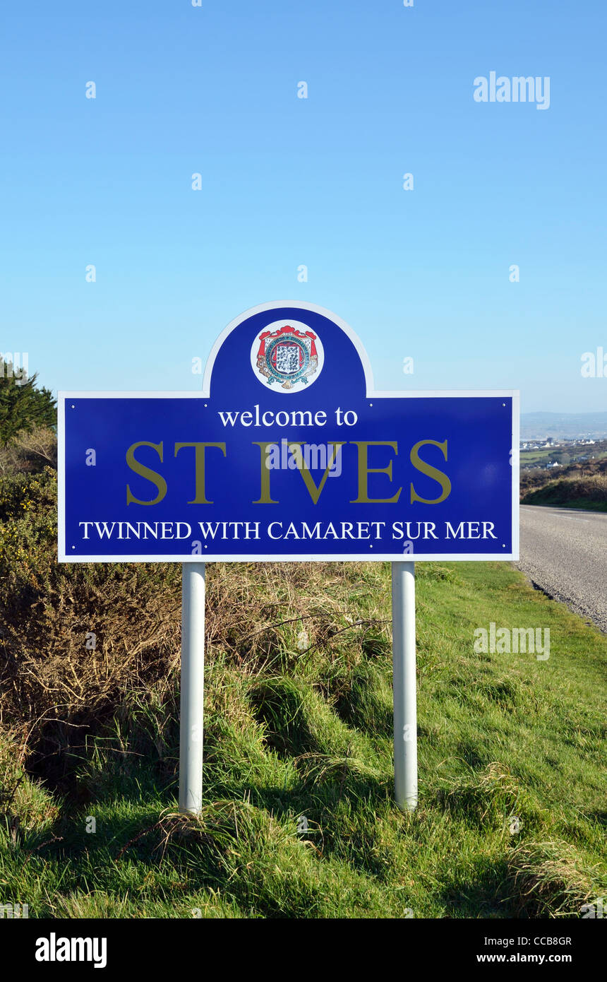 Cartel de bienvenida en las afueras de St.Ives en Cornualles, Reino Unido  Fotografía de stock - Alamy