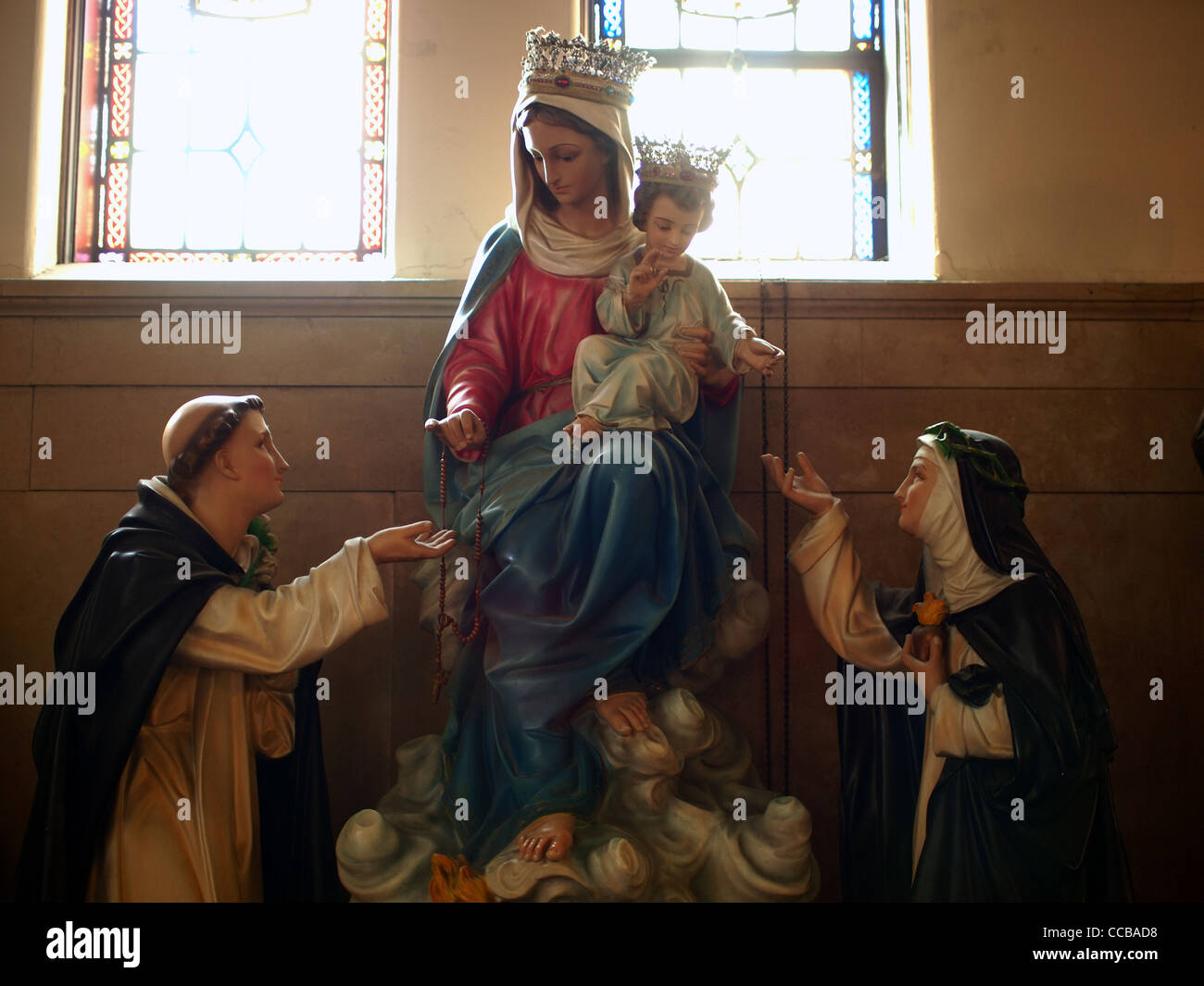 Estatuas de santos Católicos en el santuario de Nuestra Señora del Monte Carmelo iglesia, Brooklyn, Nueva York Foto de stock