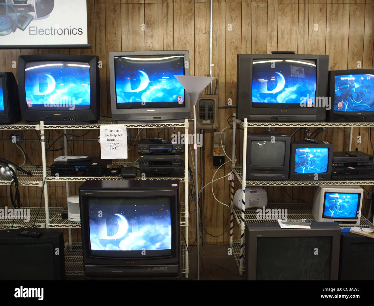 Televisores usados para la venta en la tienda del Ejército de Salvación,  Brooklyn, Nueva York Fotografía de stock - Alamy
