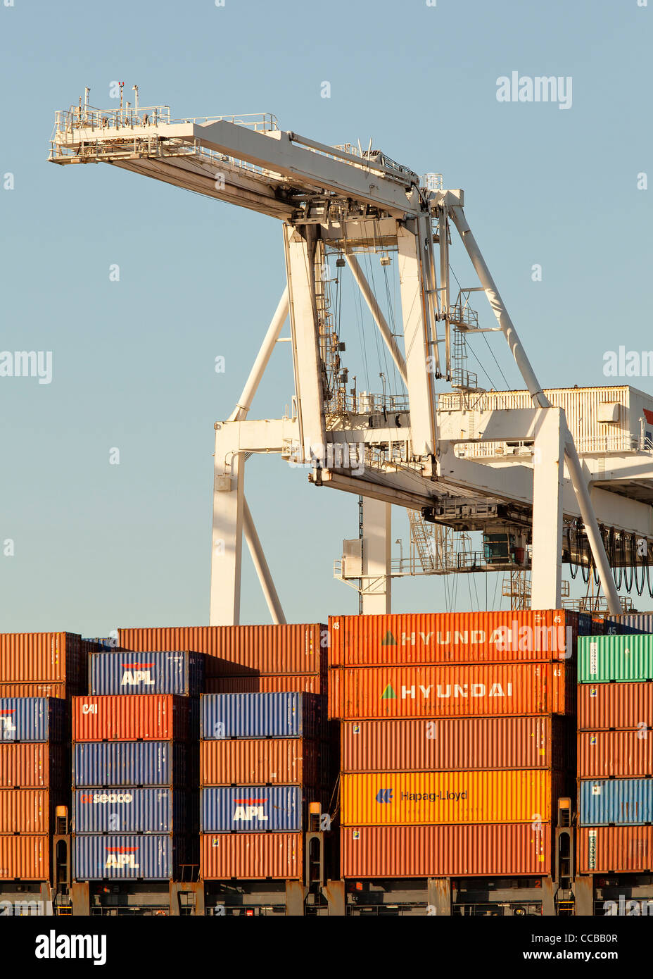 Grúa pórtico listo para descargar contenedores de carga del buque en el puerto de Oakland Foto de stock