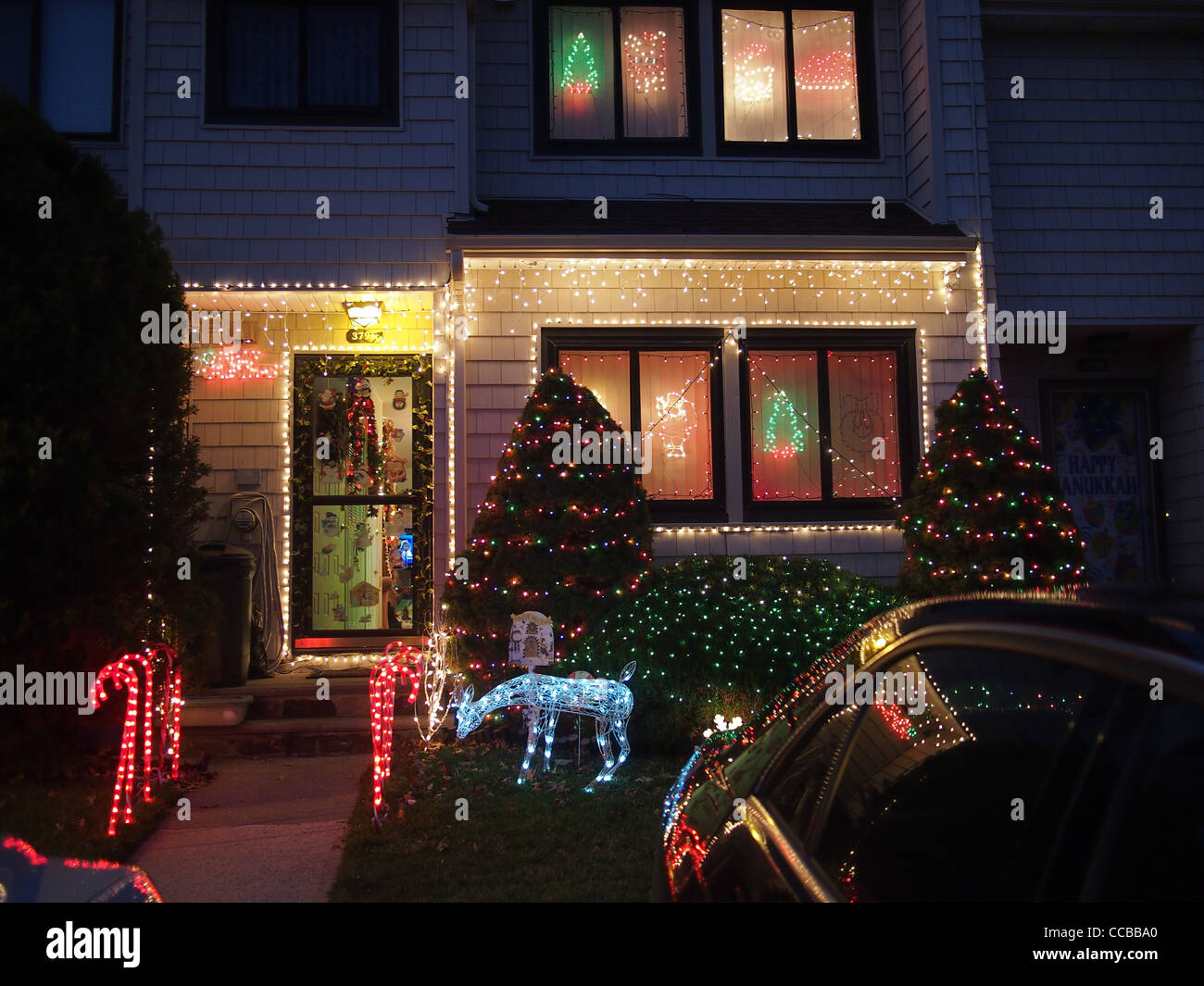 Decoraciones de navidad afuera fotografías e imágenes de alta resolución -  Alamy