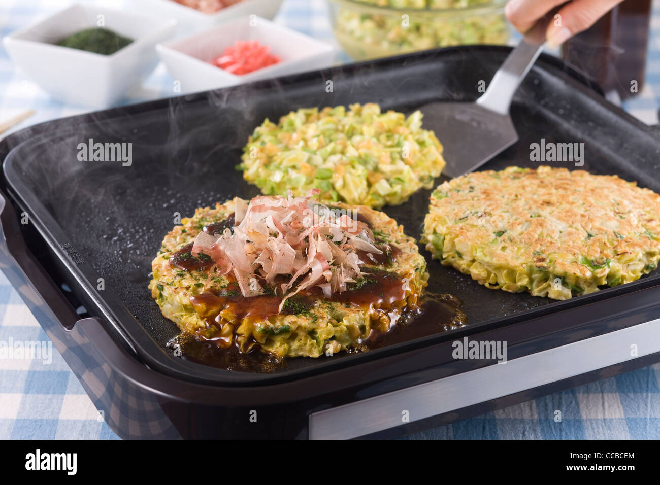 Okonomiyaki frito fotografías e imágenes de alta resolución Alamy
