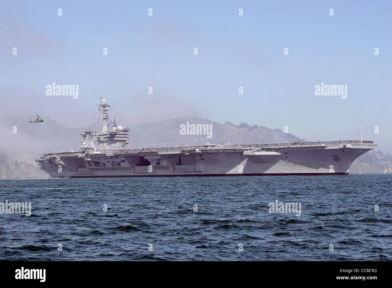 Clase Nimitz portaaviones USS Carl Vinson (CVN 70) entra en la Bahía de San Francisco. Foto de stock