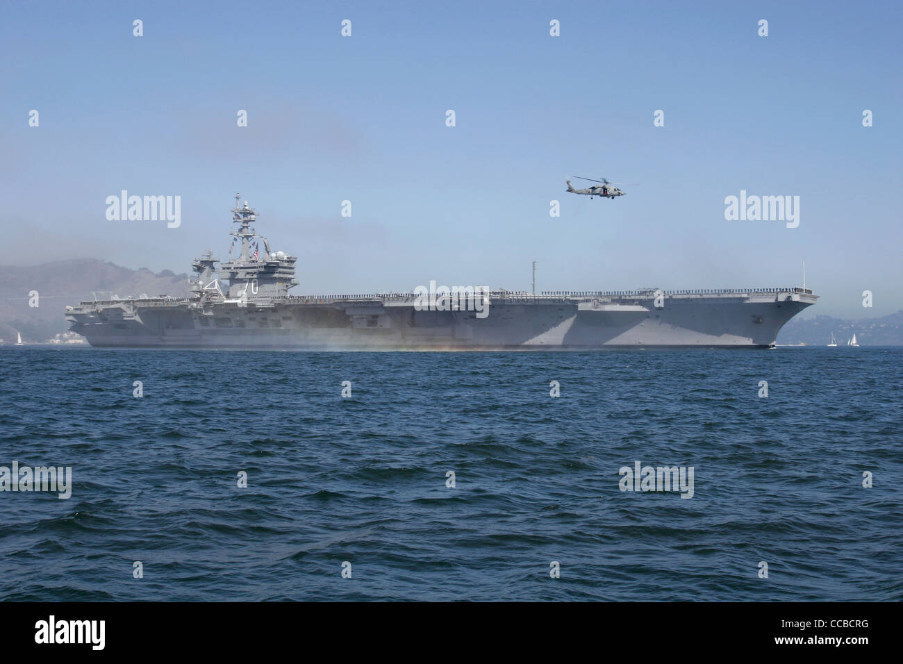 Clase Nimitz portaaviones USS Carl Vinson (CVN 70) entra en la Bahía de San Francisco. Foto de stock