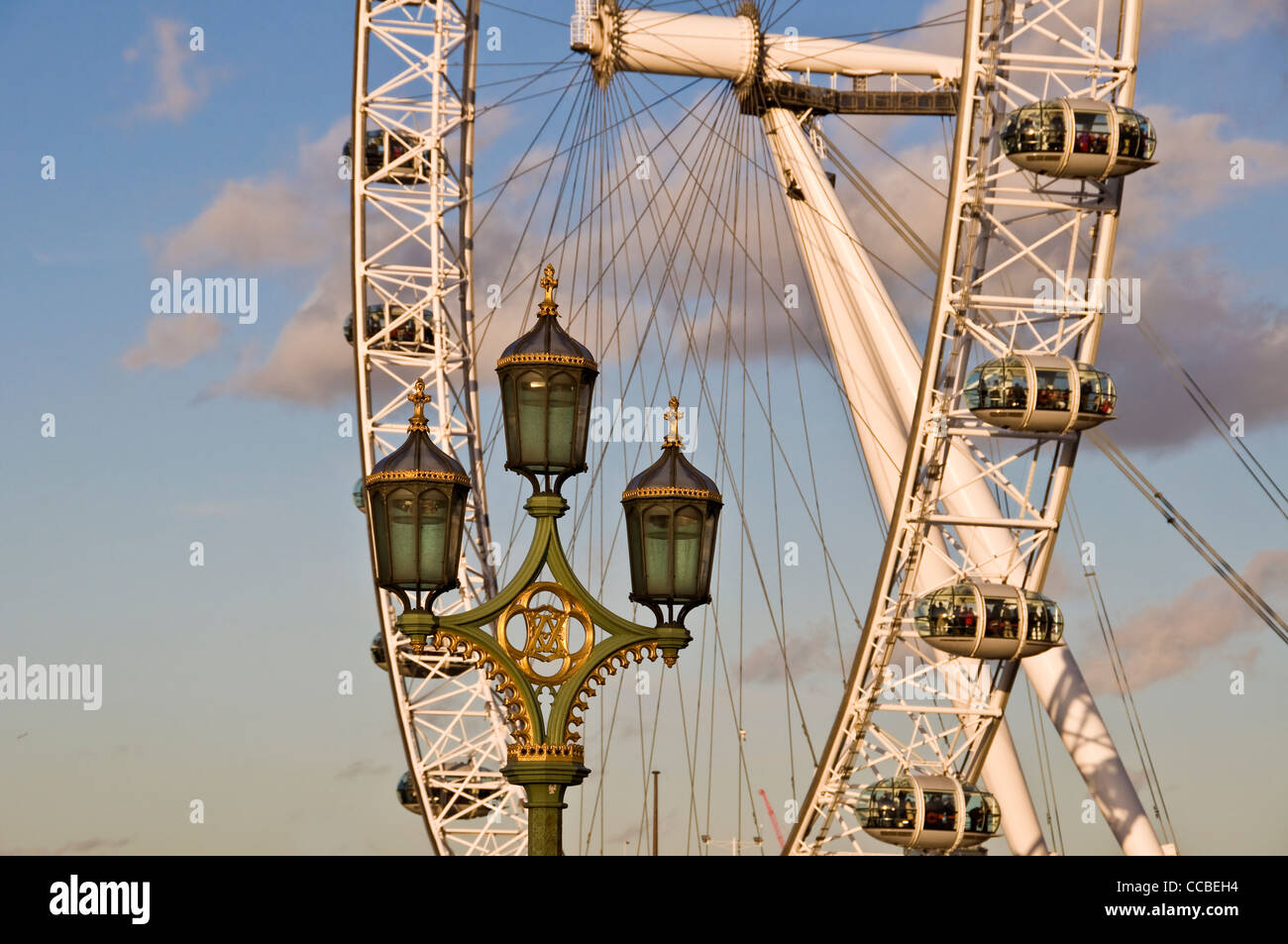London eye y una lámpara de calle desde Westminster Bridge - Londres (Reino Unido) Foto de stock