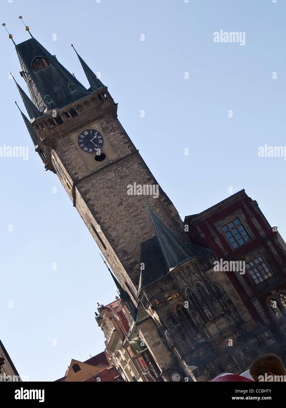 Torre campanario en Praha Foto de stock