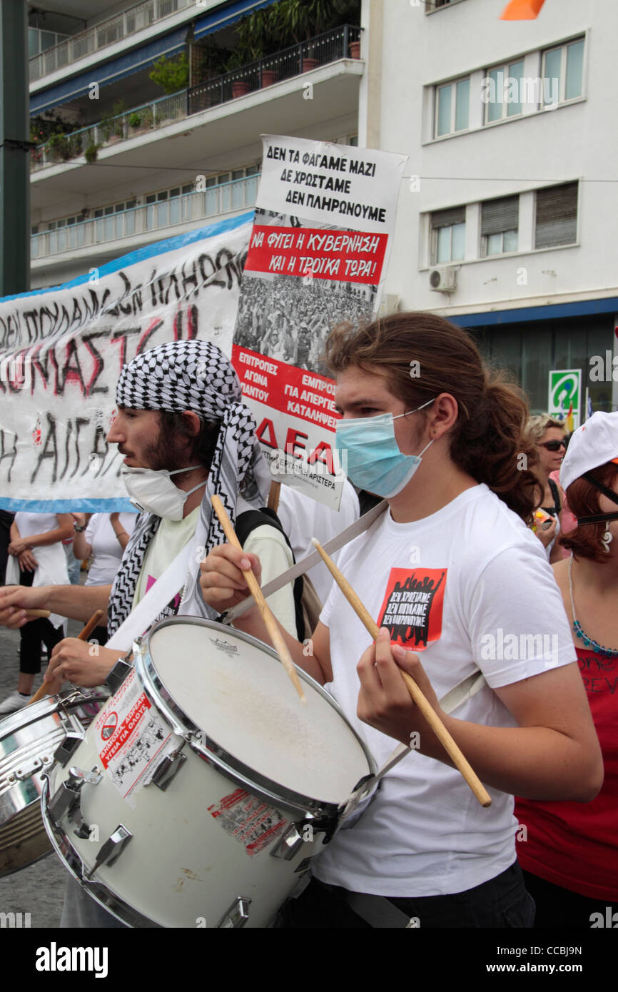 "Aganaktismenoi sto Syntagma" (Indignants en Syntagma), una protesta pacífica contra la crisis económica, la plaza Syntagma, Atenas Foto de stock