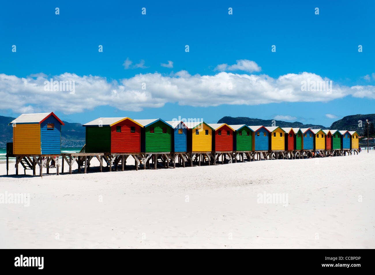 Cabañas de playa en Muizenberg, Ciudad del Cabo, Sudáfrica Foto de stock