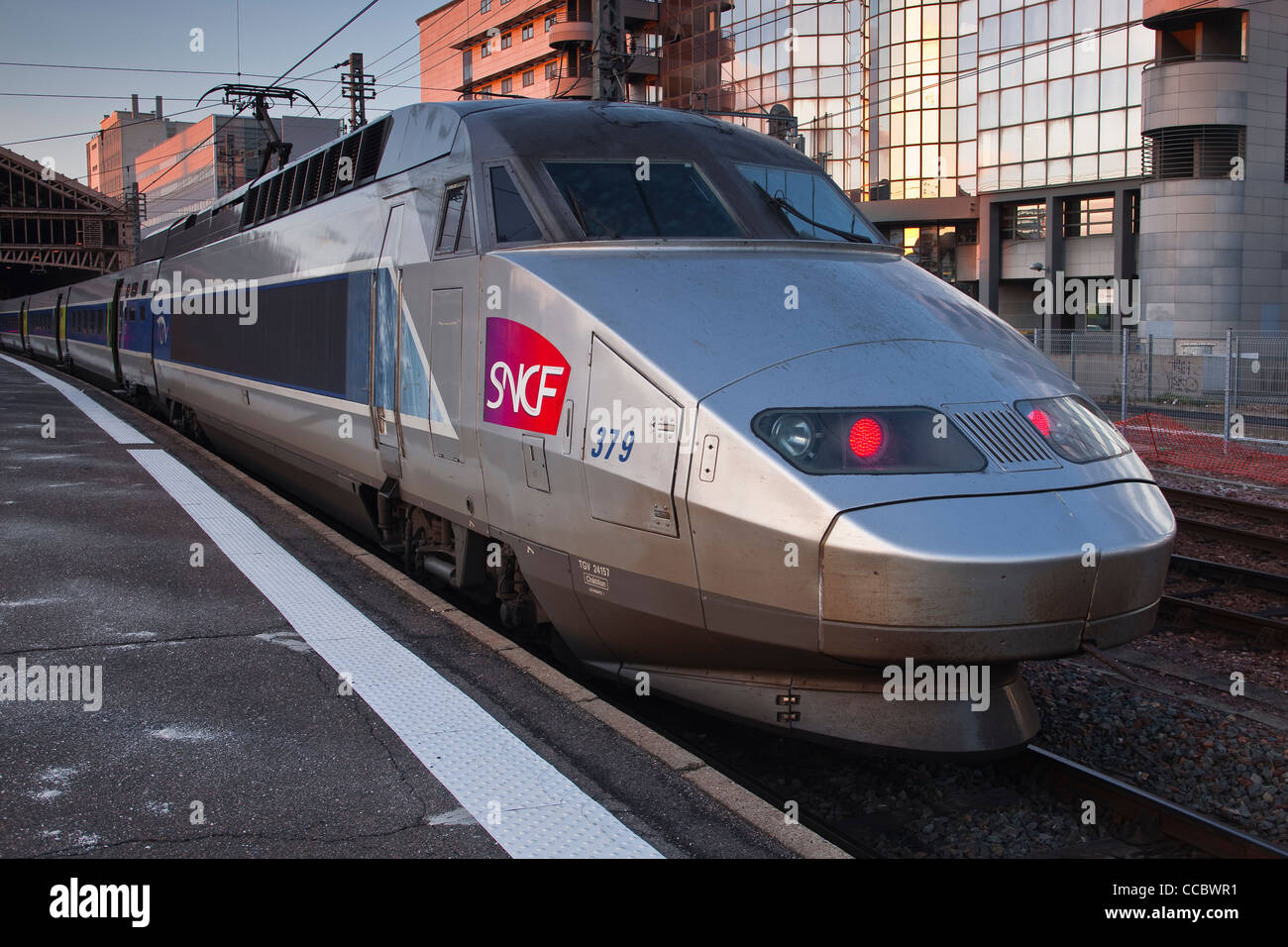 El orgullo de los franceses es el sistema de trenes TGV. Este uno que acaba de llegar a la estación de tren de Tours en Francia. Foto de stock