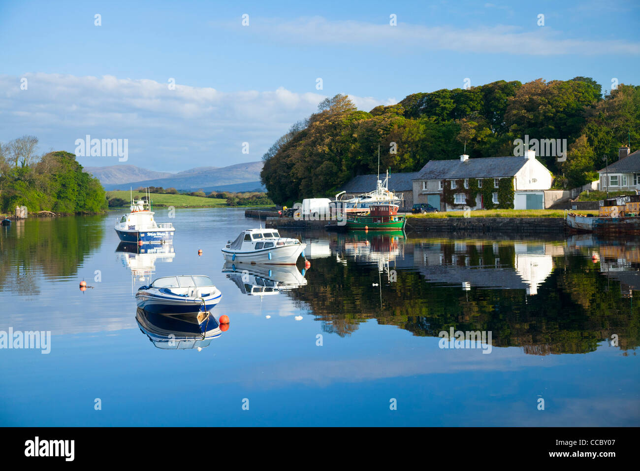 Reflejo de Newport Harbor, en el condado de Mayo, Irlanda. Foto de stock