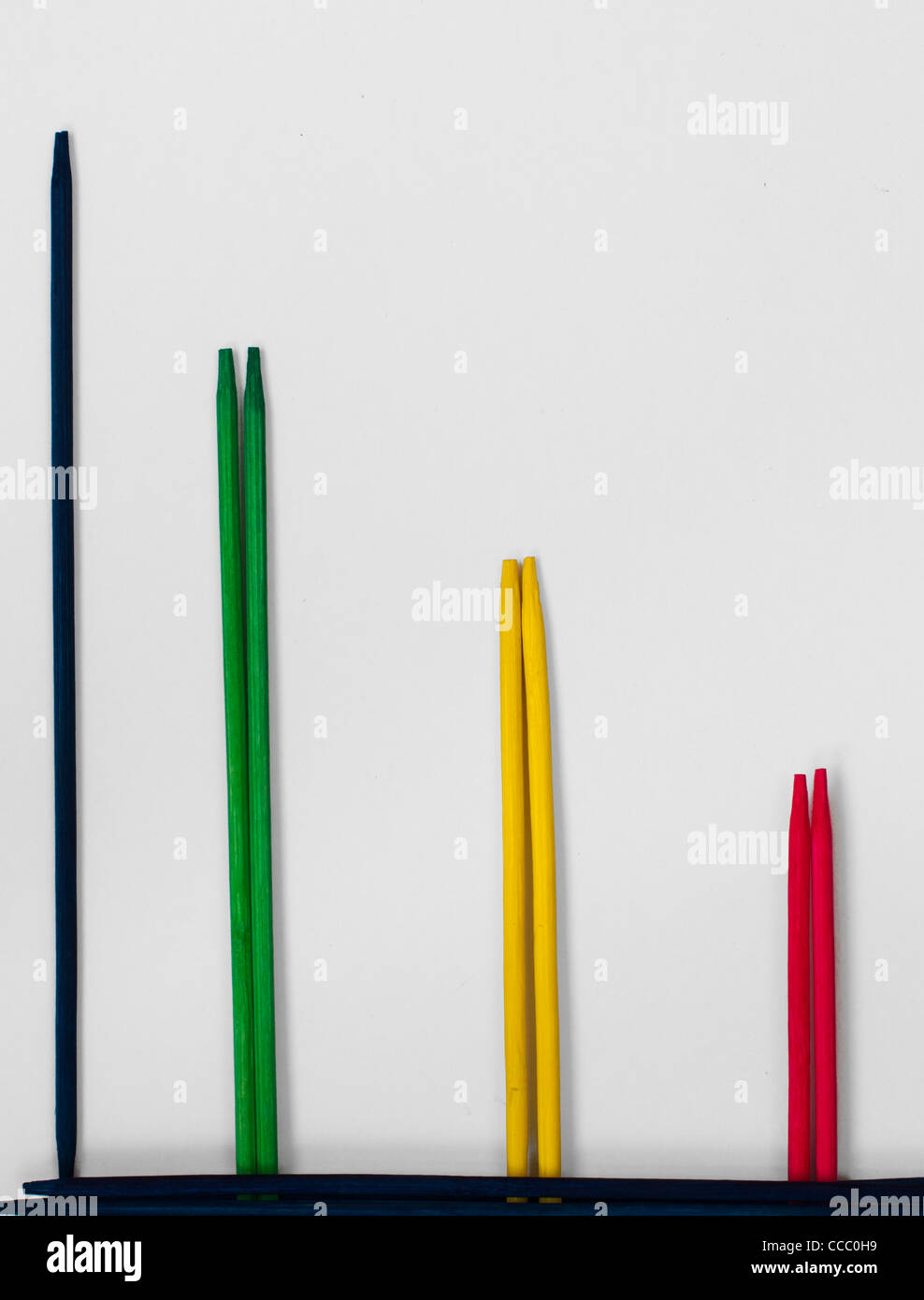 Tendencia de stock de palos multicolor sobre blanco Foto de stock